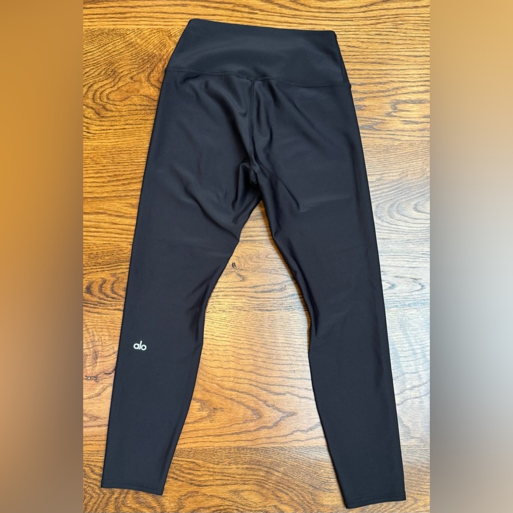 Alo Yoga Women’s 7/8 Airlift leggings in Black color. Size M.